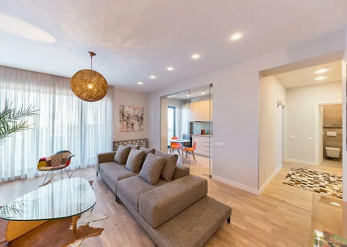 The Shades Of Grey-tranquil 4th-floor Baneasa Area Apartment *